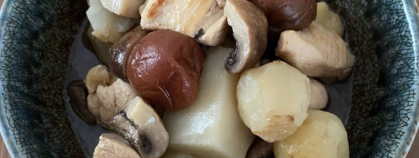 Mit Umeboshi gekochte Topinambur in blauer Keramikschale