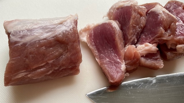 Schweinefilet wird geschnitten