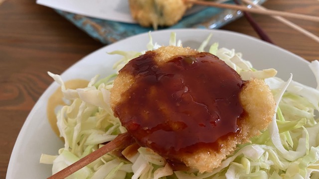 Einmal Kushi-age mit Sauce auf Kohlsalat