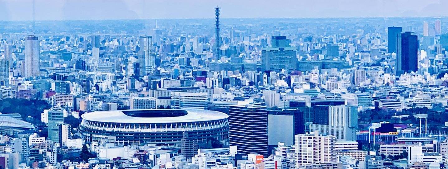 Tokyo-Skyline mit Olympiastadion in Blautönen