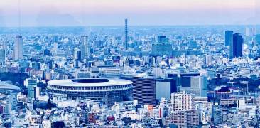 Tokyo-Skyline mit Olympiastadion in Blautönen