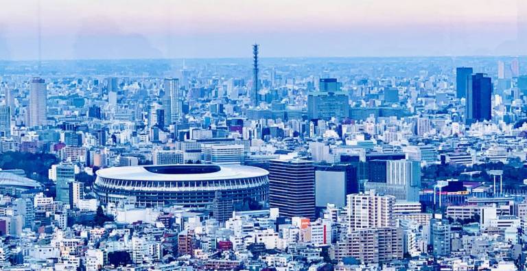 Tokyo-Skyline mit Olympiastadion in Blautönen