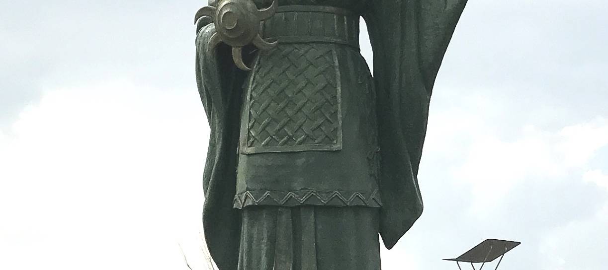 Statue-of-Queen-Himiko-at-Kanzaki-Station