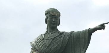 Statue-of-Queen-Himiko-at-Kanzaki-Station
