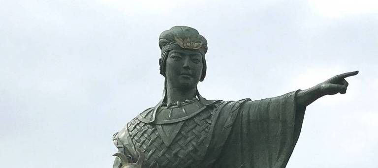 Statue-of-Queen-Himiko-at-Kanzaki-Station