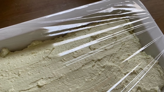 Matcha-Tiramisu mit Frischhaltefolie bedeckt