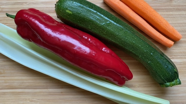 Paprika, Zucchini, Karotten und Selleriestange