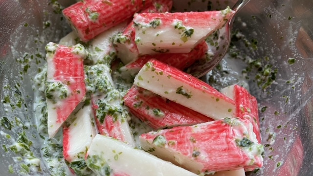 Surimi wird mit Weizenmehl, Algen, Salz u. Wasser gemischt