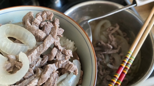 Rindfleisch und Zwiebel wird auf Reis platziert