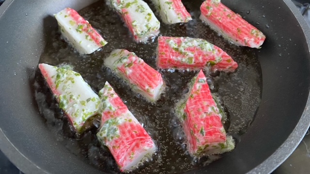 Surimi wird in der Pfanne frittiert