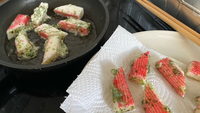 Frittiertes Surimi wird auf ein Küchentuch gelegt