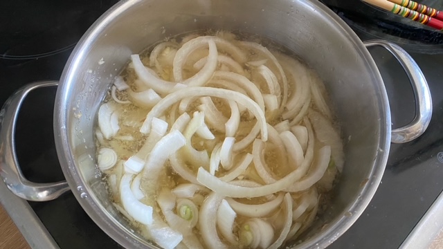 Gemüse, Sake etc. wird in der Dashi-Brühe gekocht