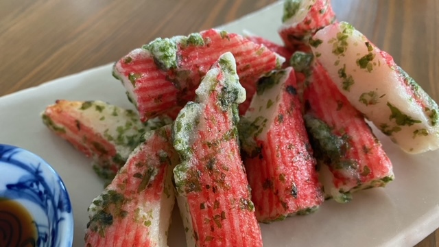 Isobe-Age aus Surimi (Krabbenfleisch-Imitat) auf Teller angerichtet