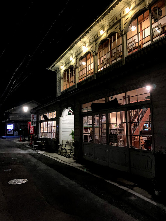 Onsen 'Yakushi no yu' in Yunotsu, Shimane, erleuchtet im Abenddunkel