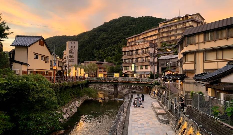 Yumura Onsen im Abendrot