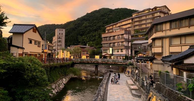 Yumura Onsen im Abendrot