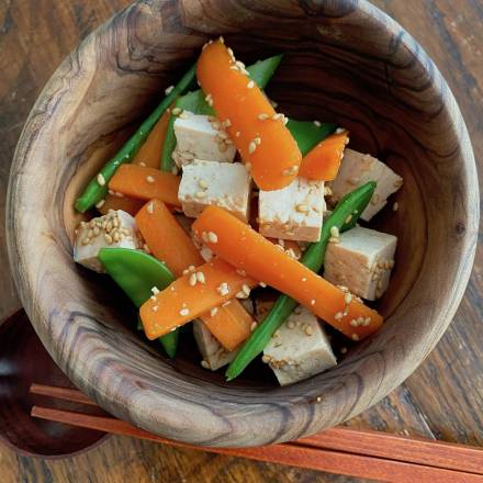 Kalte Vorspeise aus Tofu, Karotten und Zuckerschoten