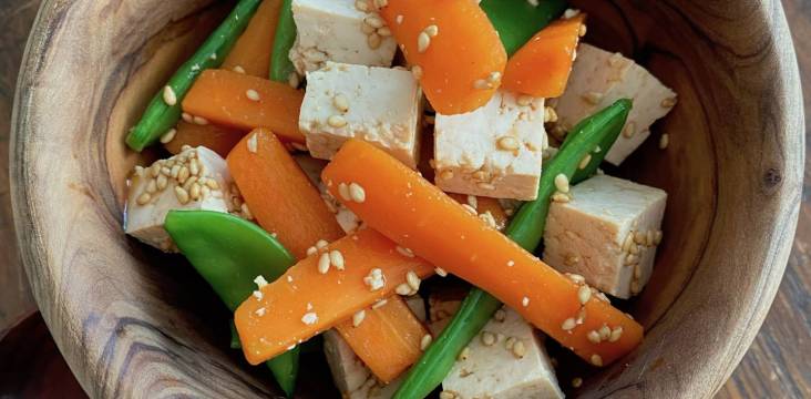 Kalte Vorspeise aus Tofu, Karotten und Zuckerschoten