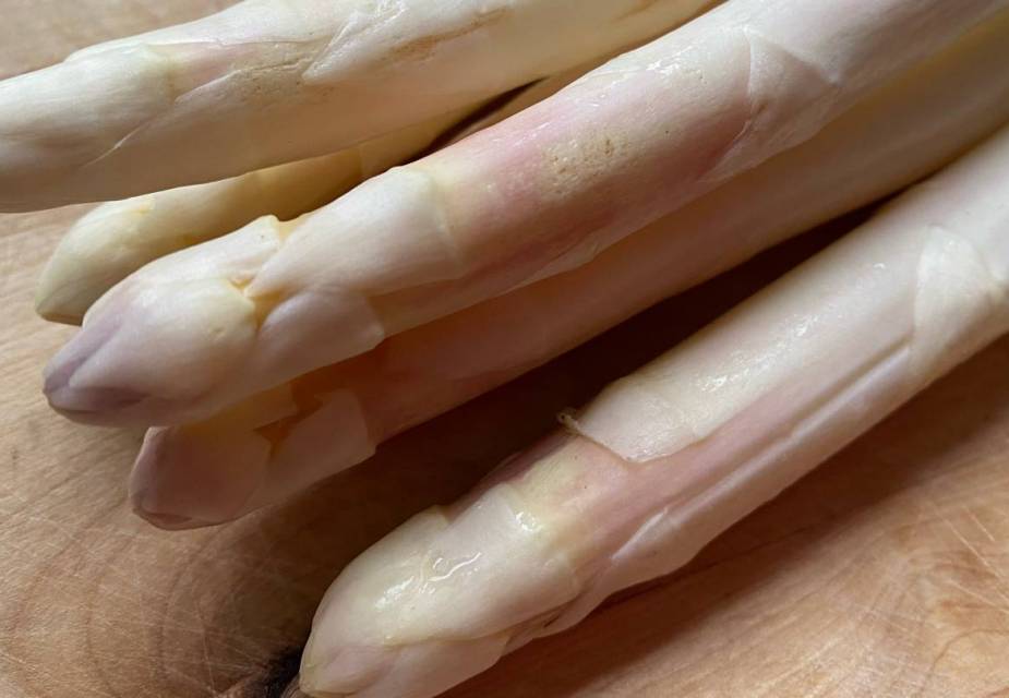 6 Stangen weißer Spargel (roh)