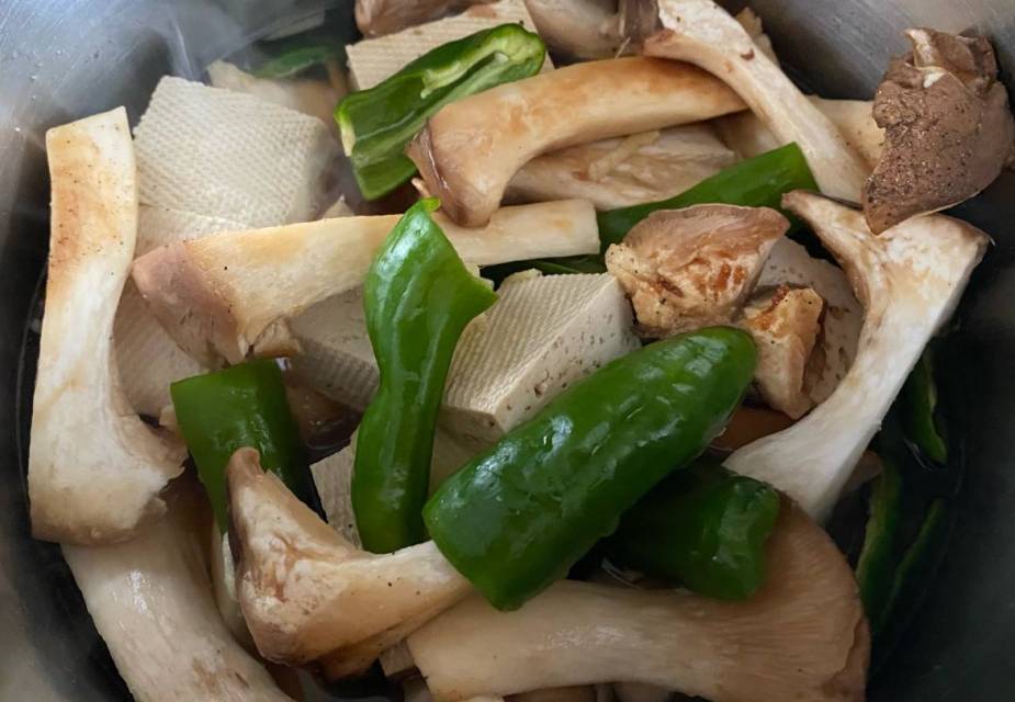 Tofu mit Pilzen und Paprika im Kochtopf