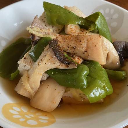 Gekochter Tofu mit Pilzen und Paprika auf Teller angerichtet