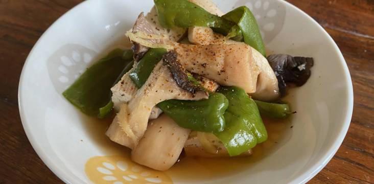 Gekochter Tofu mit Pilzen und Paprika auf Teller angerichtet