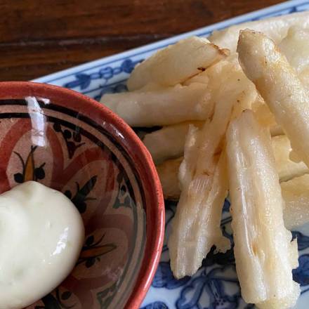 Spargel-Tempora auf blaugemustertem Teller mit Mist-Mayonnaise-Mischung in rot-blau gemustertem Schüsselchen