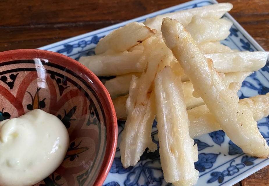 Spargel-Tempora auf blaugemustertem Teller mit Mist-Mayonnaise-Mischung in rot-blau gemustertem Schüsselchen