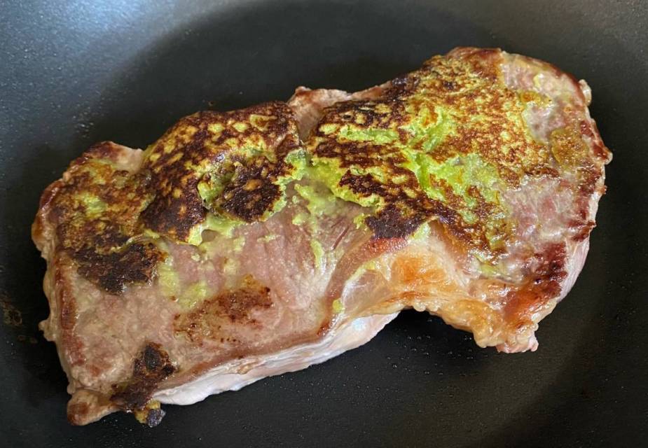 Wasabi-Steak in der Pfanne