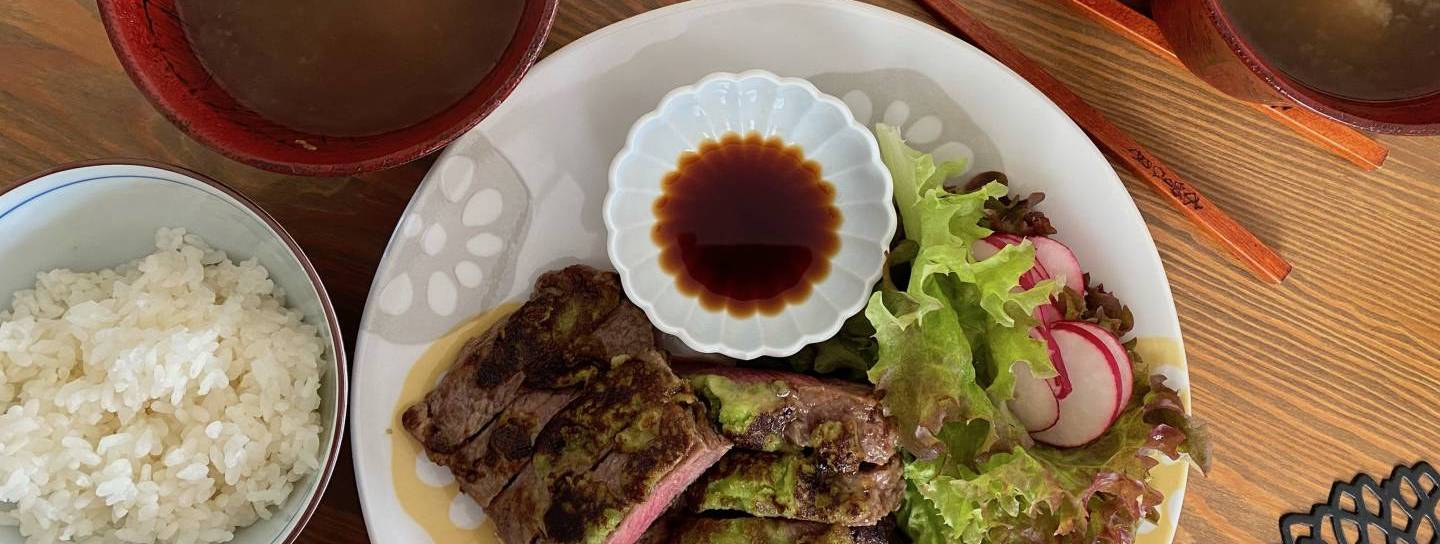 Wasabi-Steak mit Sojasauce, Reis und Salat