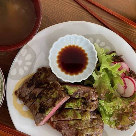 Wasabi-Steak mit Sojasauce, Reis und Salat