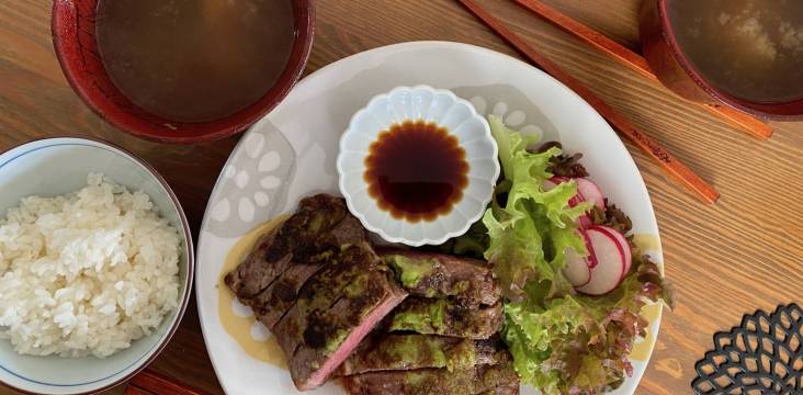 Wasabi-Steak mit Sojasauce, Reis und Salat