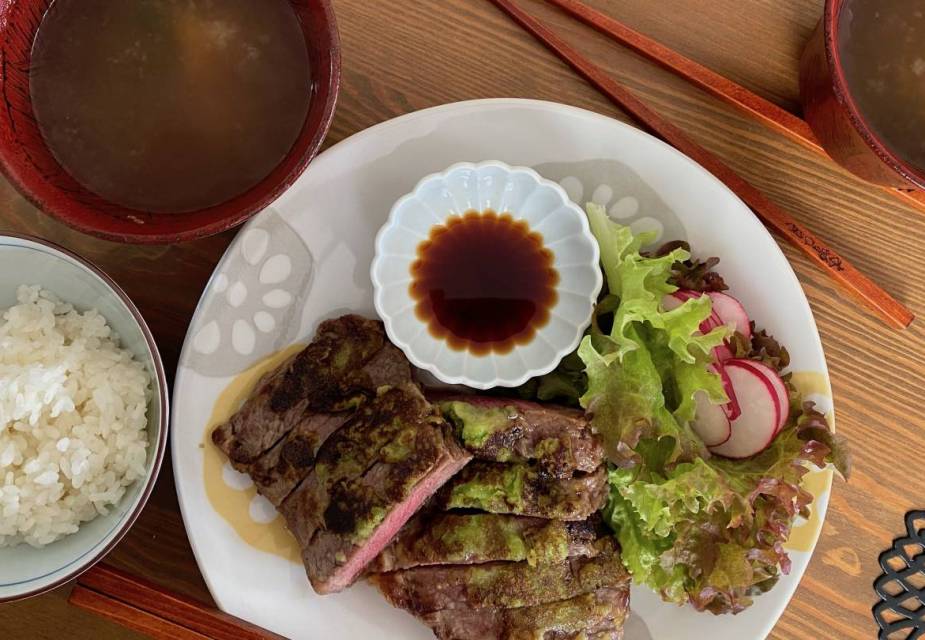 Wasabi-Steak mit Sojasauce, Reis und Salat