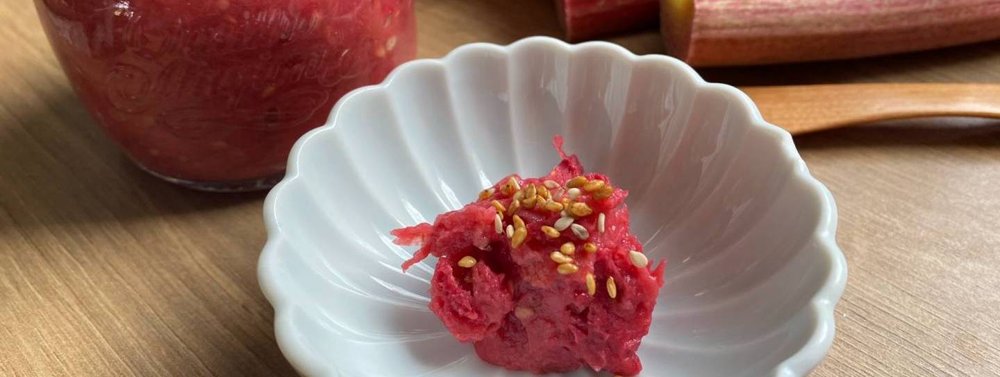 Neri-Ume in weißem Porzellanschüsselchen