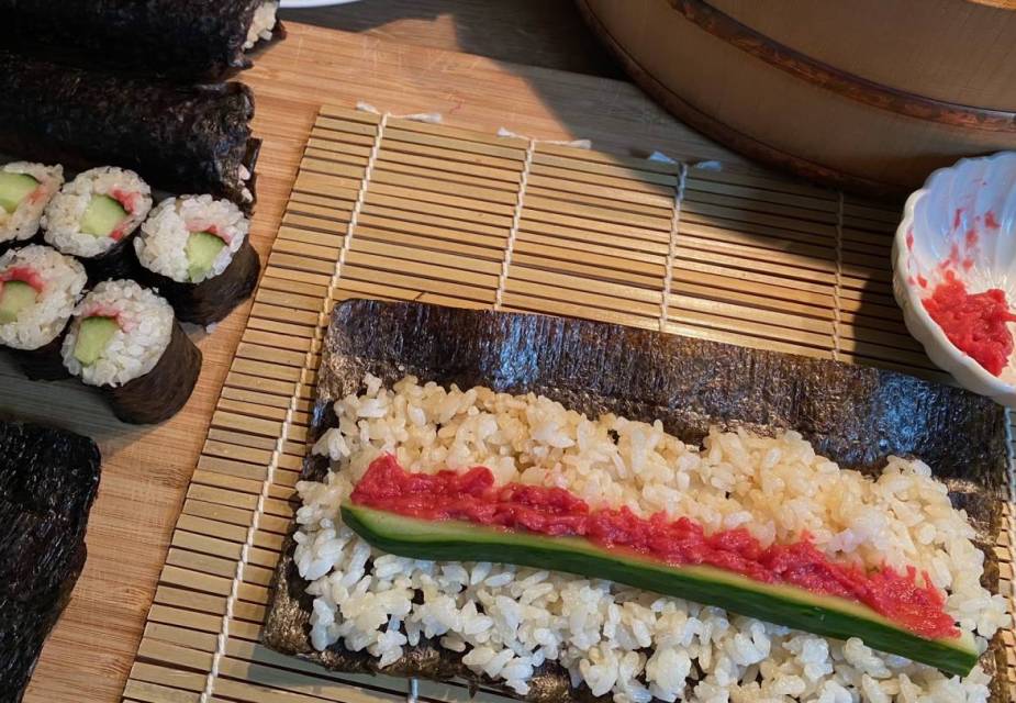 Gurken-Maki-Sushi mit Neri-Ume