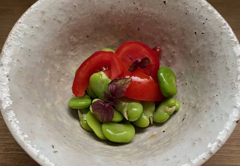 Entrée aus Tomaten und Saubohnen in Tonschüsselchen