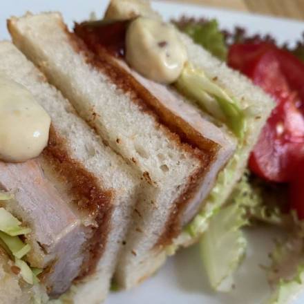 Japanisches Sandwich mit Schnitzel (Katsu-Sando) und Beilagensalat