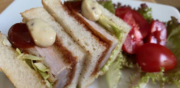 Japanisches Sandwich mit Schnitzel (Katsu-Sando) und Beilagensalat