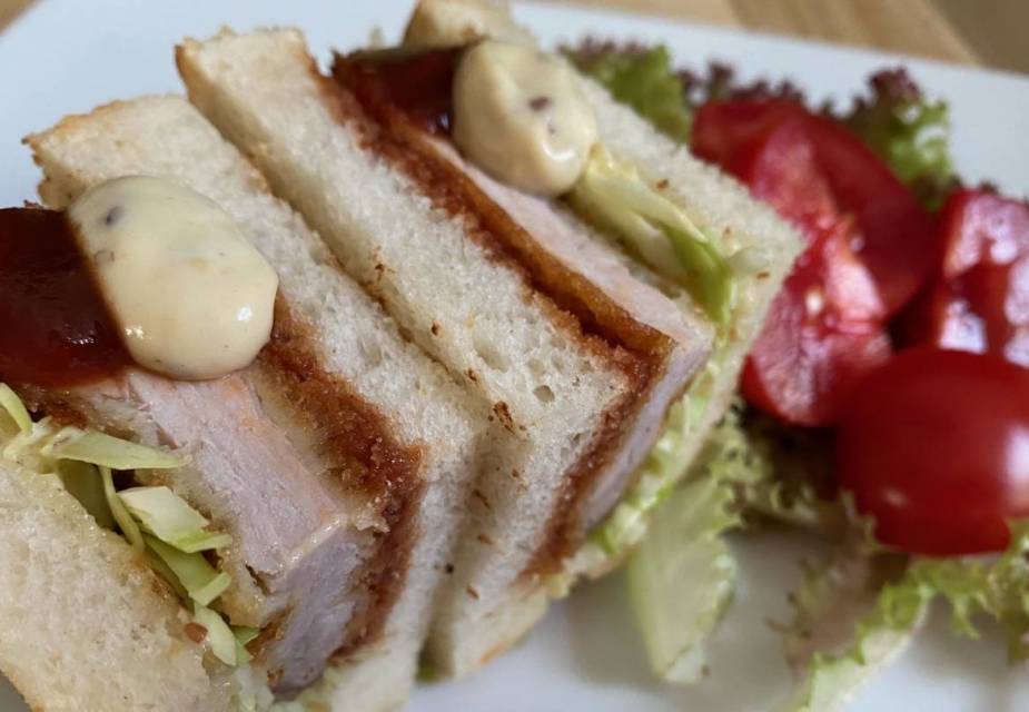 Japanisches Sandwich mit Schnitzel (Katsu-Sando) und Beilagensalat