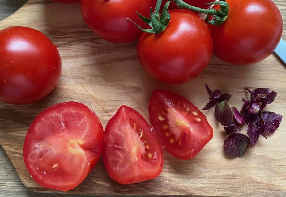 Tomaten werden geviertelt