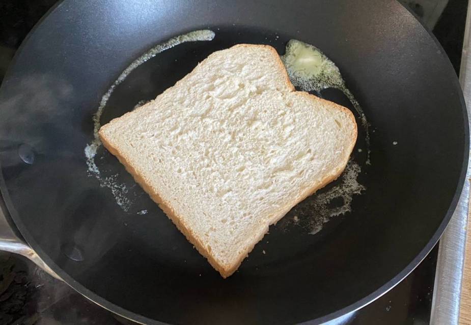 Brot wird in der Pfanne getoastet