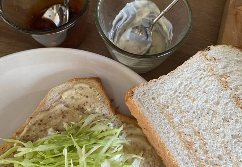 Toast mit Senf, Mayonnaise und Spitzkohl