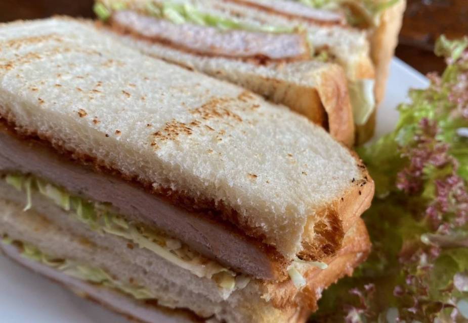 Fertiges Katsu-Sando mit Beilagensalat