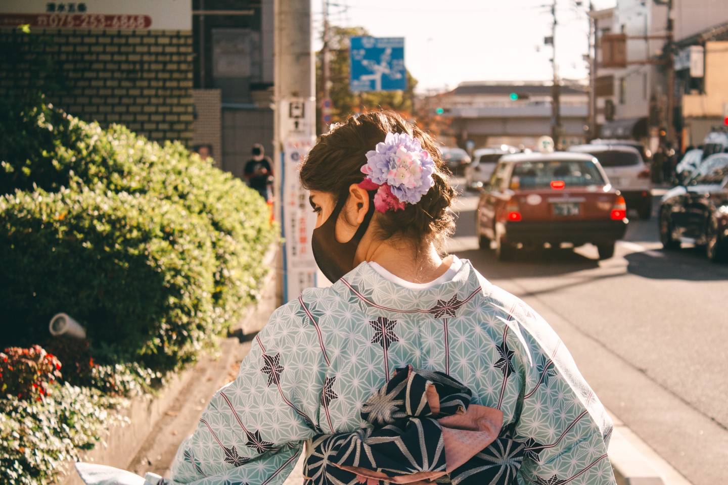 Frau im Kimono mit Mundschutz