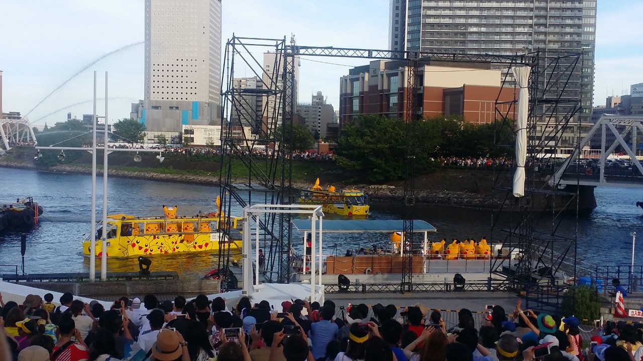 Pikachu-Bootsparade auf dem Pikachu Outbreak-Event in Yokohama