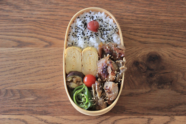 Runde Bento-Box mit Reis, Ei, Fleisch und Gemüse