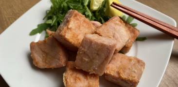 Thunfisch nach Tatsuta-Art auf viereckigem Teller mit Stäbchen, Rucola und Zitronenscheiben angerichtet