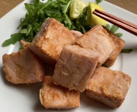 Thunfisch nach Tatsuta-Art auf viereckigem Teller mit Stäbchen, Rucola und Zitronenscheiben angerichtet