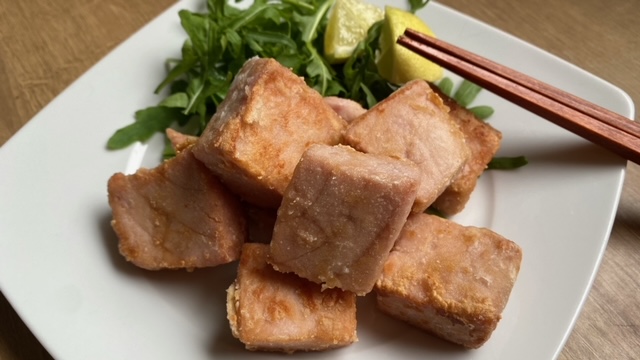 Thunfisch nach Tatsuta-Art auf viereckigem Teller mit Stäbchen, Rucola und Zitronenscheiben angerichtet