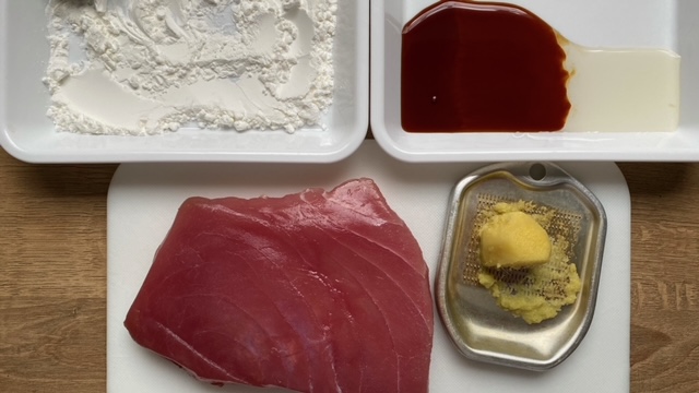 Zutaten für Thunfisch nach Tatsuta-Art (Ingwer, Sojasauce, Thunfisch und Maisstärke)